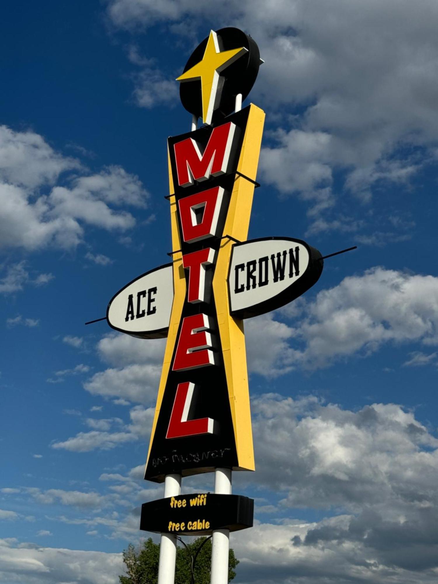 Ace Crown Motel Medicine Hat Exterior foto
